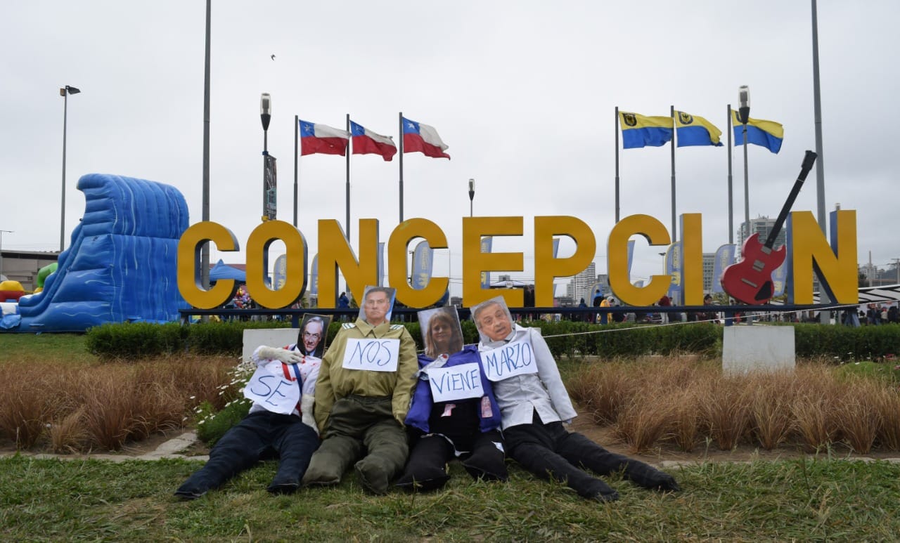 Instalan muñecos con fotos de políticos con el mensaje “se nos viene marzo”