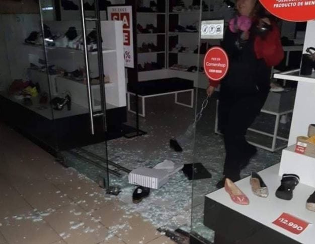 Sujetos ingresaron a Mall del Centro de Concepción: habría locales dañados y vitrinas saqueadas
