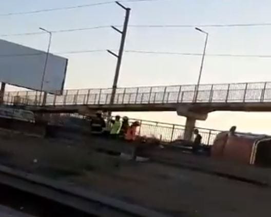 Vehículo volcó tras colisión múltiple en acceso al Puente Juan Pablo II