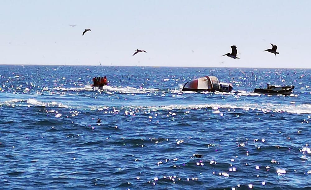 Un pescador desaparecido y nueve rescatados deja hundimiento de lancha frente a Chome