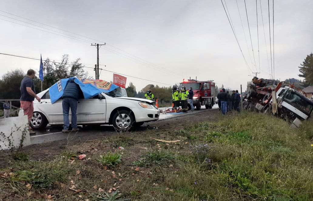 Madre murió e hijo permanece grave tras violenta colisión en el Biobío