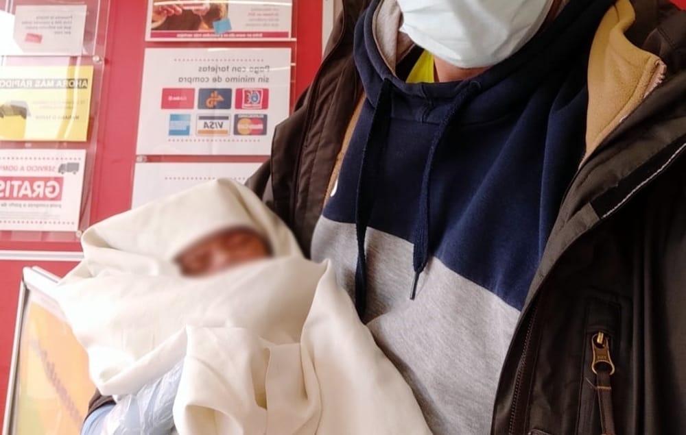 Abandonan a bebé en un carro de supermercado: Clienta lo encontró