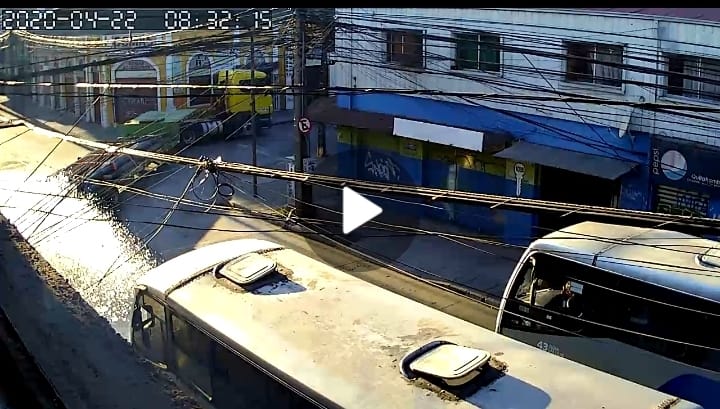 Camión arrancó grifo y generó fuga de agua en pleno centro de Concepción