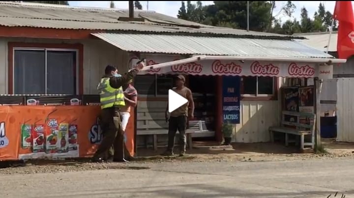 Hombres que robaron gorra y llaves de carro y golpearon a Carabineros en Lebu no se podrán acercar a ellos