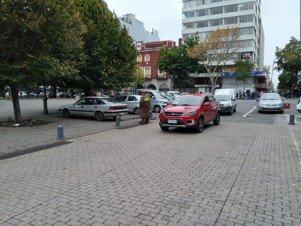 Desubicados: Automovilistas se estacionan sobre la Plaza Independencia en Concepción