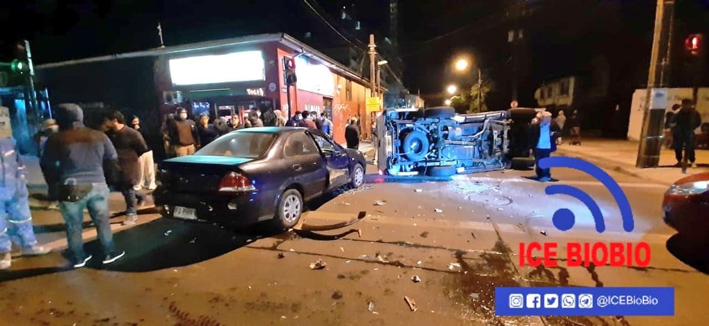 Un herido deja colisión y posterior volcamiento de vehículo en Concepción