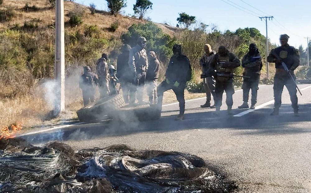 Como guerrilleros y fuertemente armados: Personas cortan el principal acceso hacia Tirúa