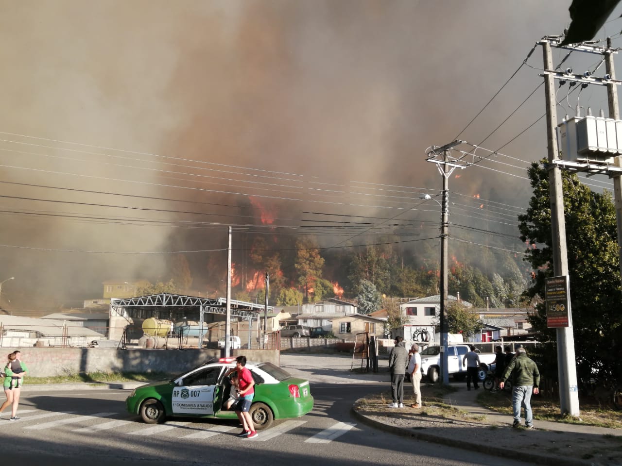 Gigantesco incendio arrasa con al menos 15 viviendas en la comuna de Arauco