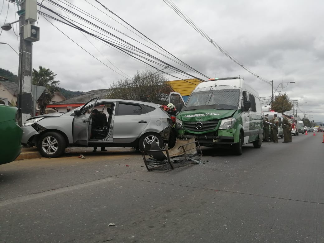 Retén móvil de Carabineros chocó con vehículo particular en Manuel Rodríguez