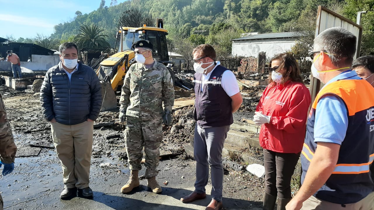Habilitaron albergue en Arauco: Incendio forestal consumió 8 viviendas