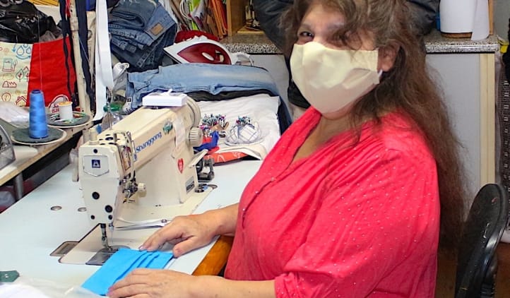 Vecina del Biobío hace entrega de 100 mascarillas para Hospital de Los Ángeles