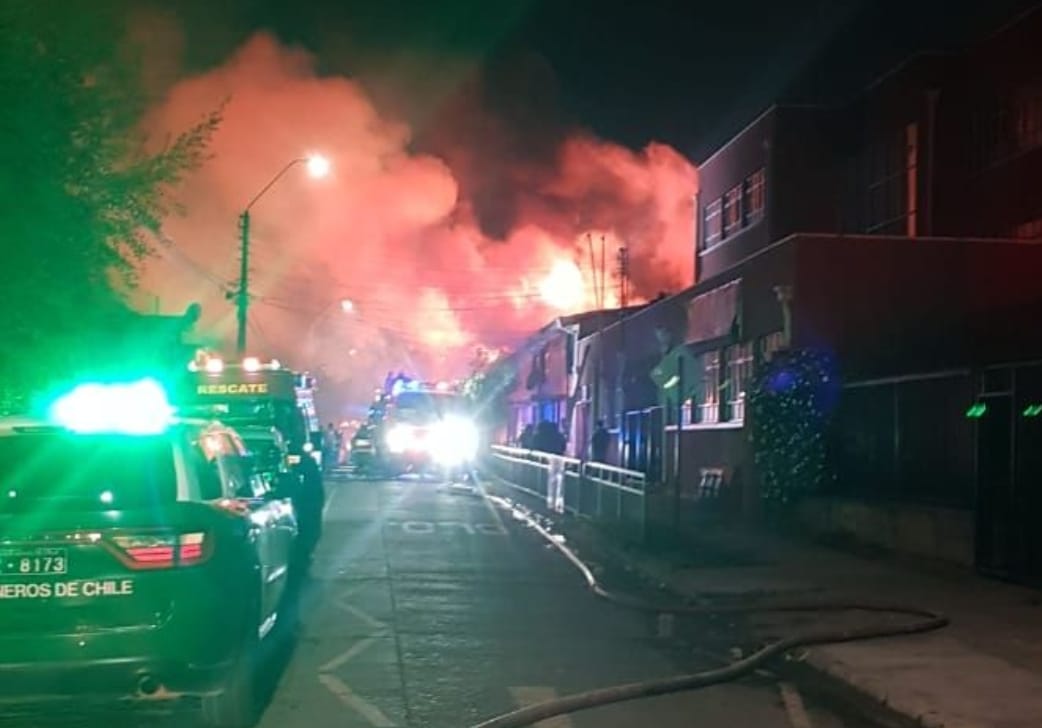 Enorme incendio arrasa con múltiples viviendas en población patrimonial de Penco