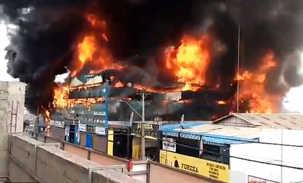 Gigantesco incendio afecta a galpón de la Zona Franca de Iquique