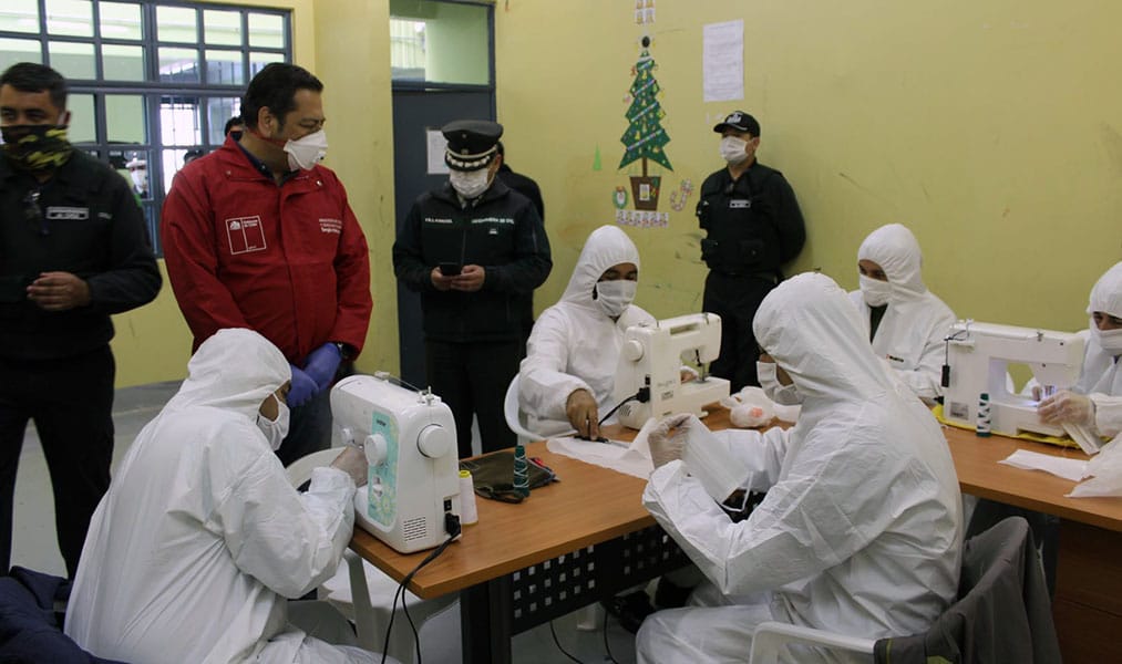 Internos del Biobío fabrican mascarillas para reos y así prevenir el Covid-19