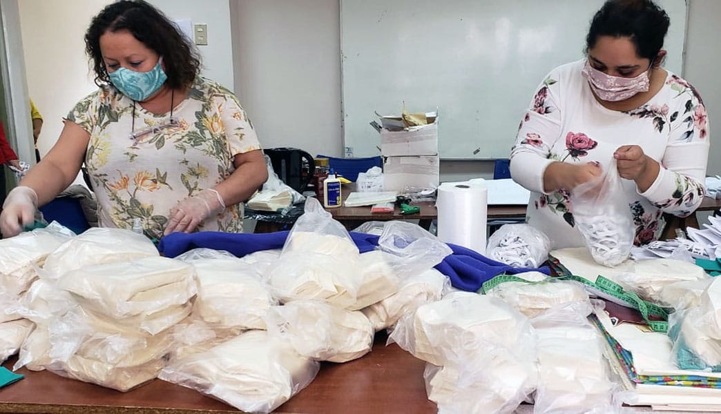 Mujeres de Concepción confeccionan miles de mascarillas y las regalarán a la comunidad