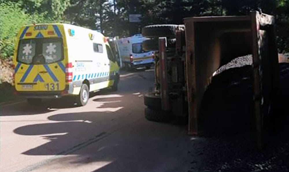 Dos personas lesionadas tras volcamiento de camión en la Cuesta Caracol de Tomé