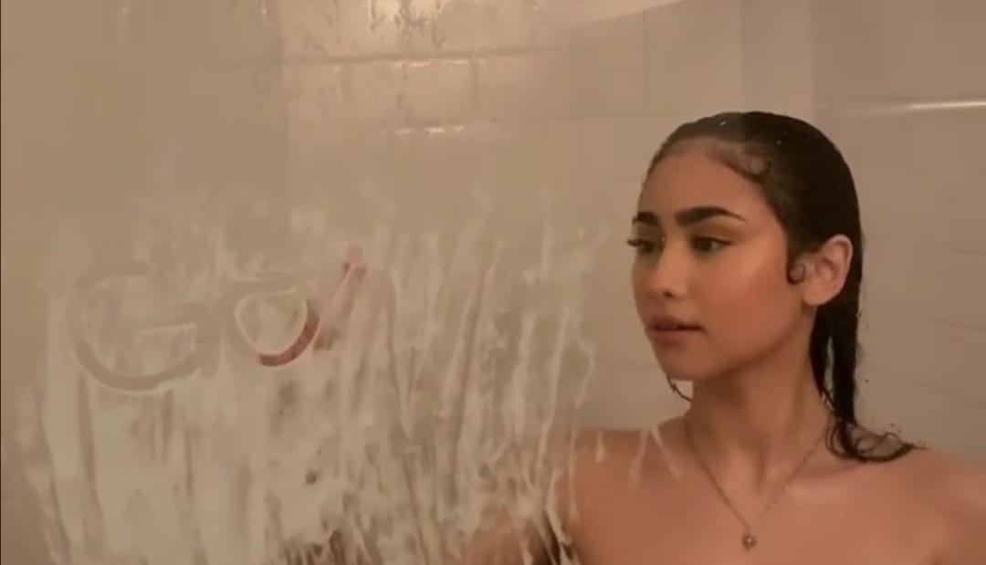 Con sensual vídeo en la ducha Paloma Mami presentó su nuevo tema