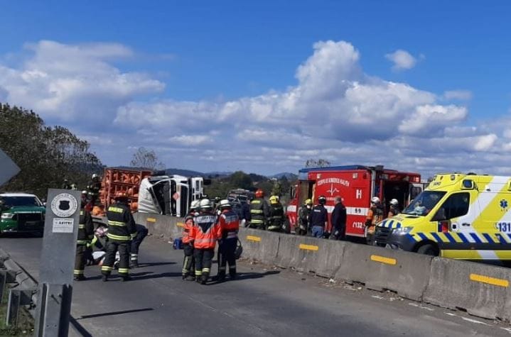 Conductor fallece en Talcahuano tras volcamiento de camión con cilindros de gas