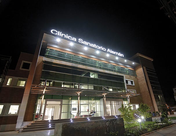 Sanatorio Alemán confirmó que salvaron a dos pacientes críticos por coronavirus con tratamiento experimental