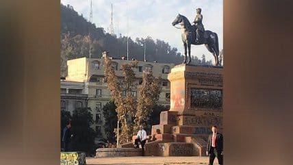 Presidente Piñera hizo sorpresiva aparición en Plaza Baquedano