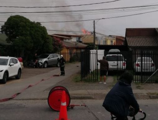 Incendio afecta a vivienda del sector Lorenzo Arenas en Concepción