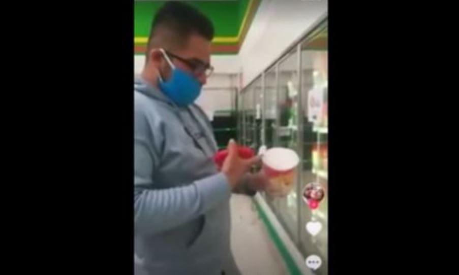 Funan y viralizan a hombre que probó helado con el dedo para luego devolverlo a congelador de tienda