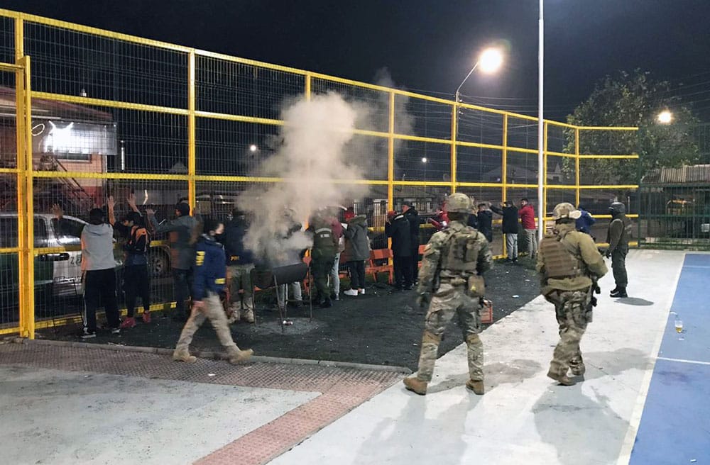 Sorprenden a jóvenes haciendo un asado en multicancha de Coronel en toque de queda