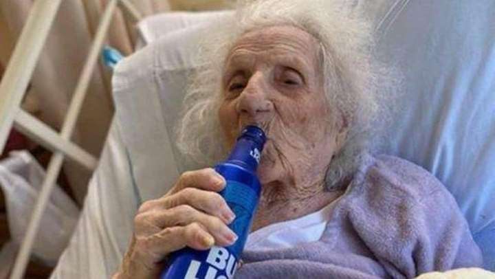 Mujer de 103 años sobrevivió al Covid-19 y celebró con  cerveza