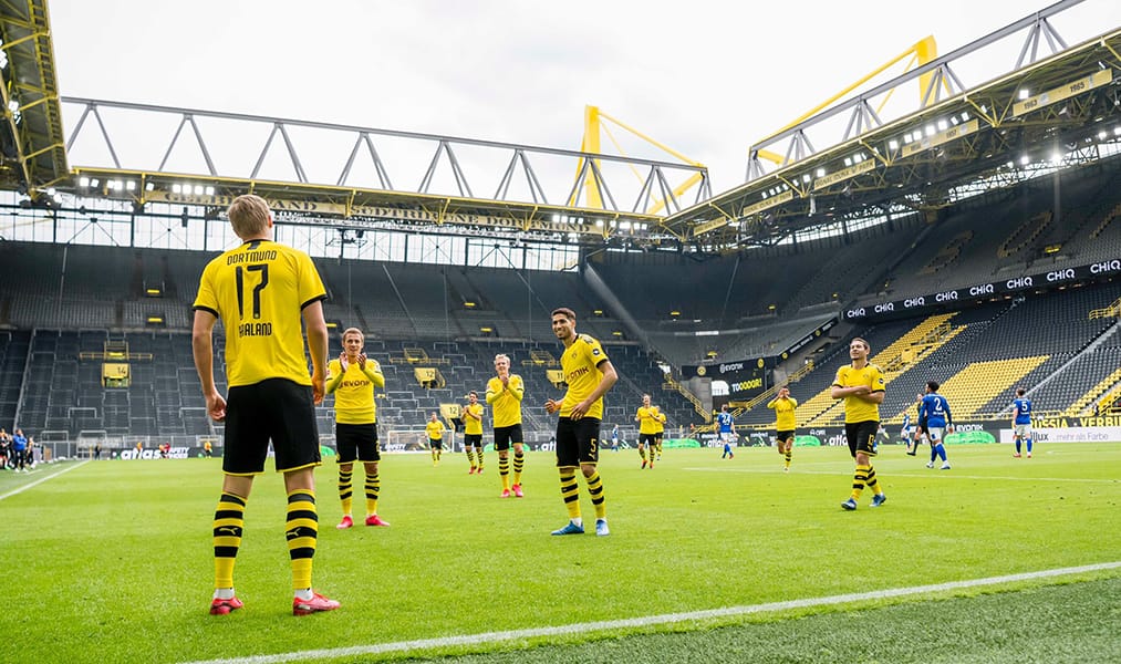 Volvió el fútbol en medio de la pandemia: Estadios vacíos, celebraciones a distancia y uso de mascarillas