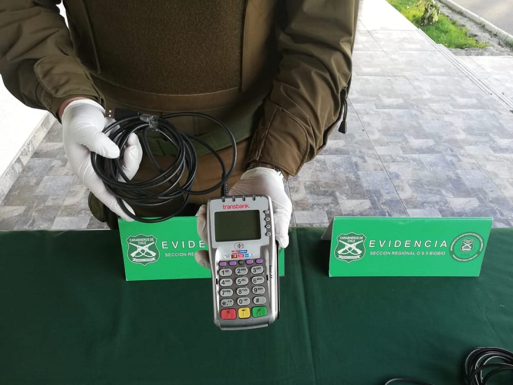 Carabineros requisó máquinas clonadoras de tarjetas en concurrido servicentro de San Pedro