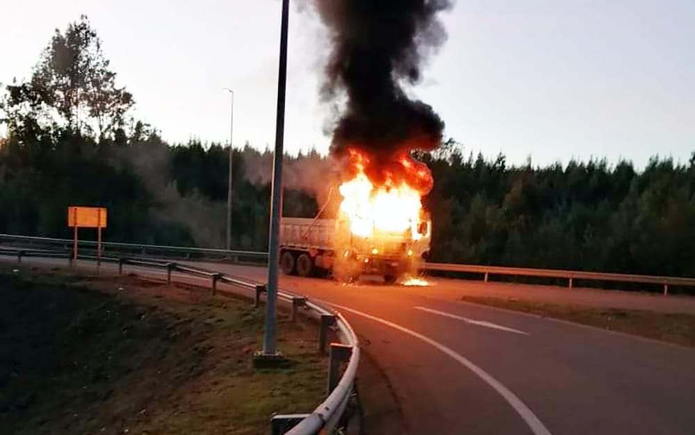 Policías indagan ataque incendiario que consumió tres camiones en Provincia de Biobío