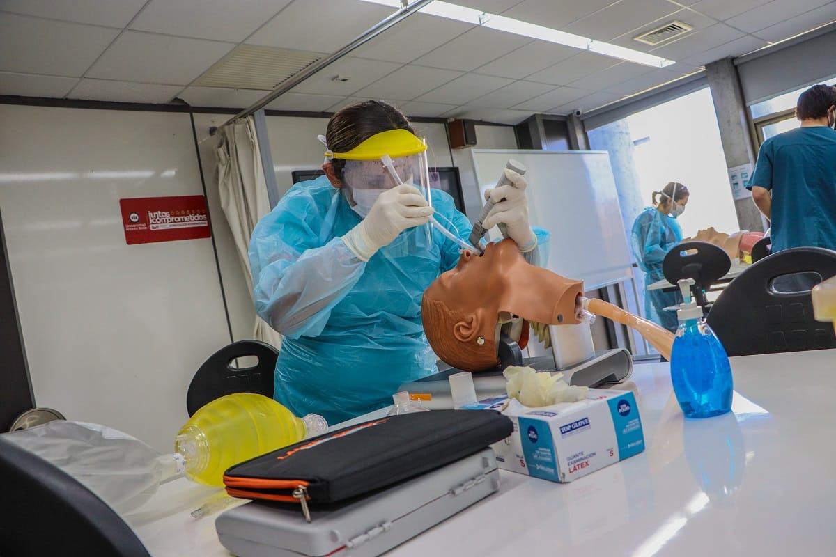Capacitan a médicos de Talcahuano para atender a pacientes críticos con Covid-19