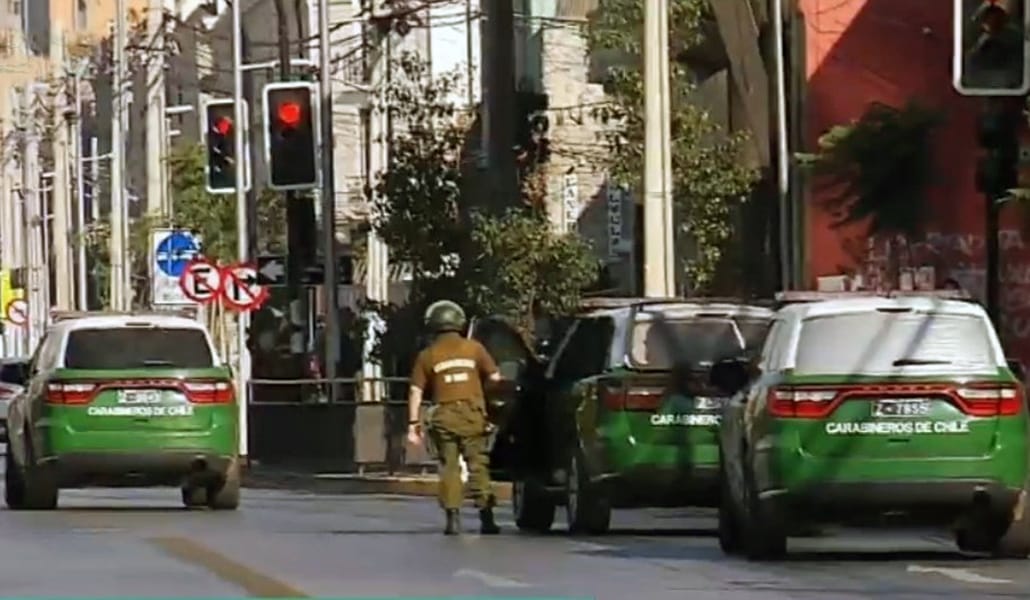 Asalto con rehenes afecta a sucursal de un banco: Carabineros y PDI en el lugar