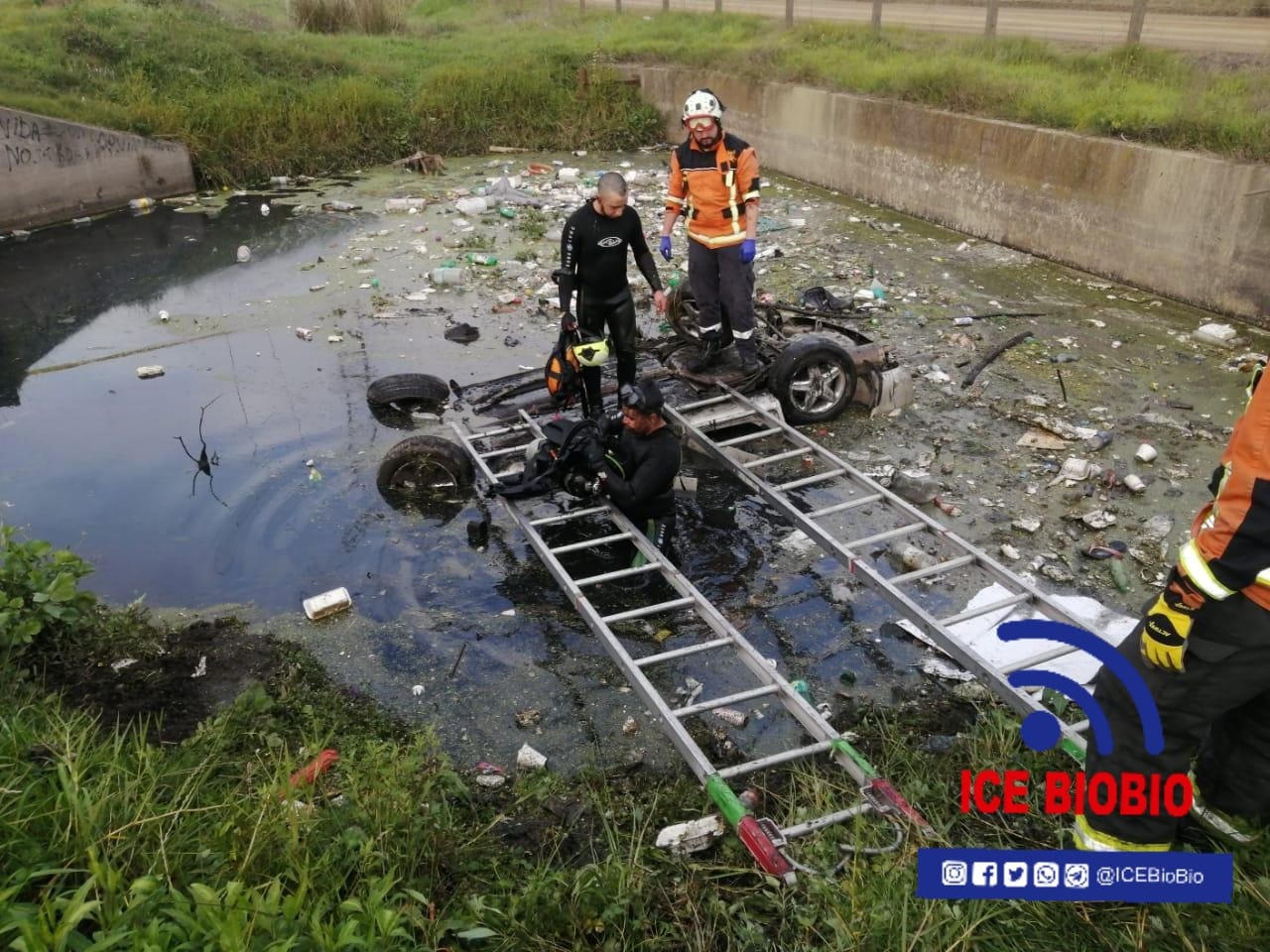 Vehículo quedó sumergido en Hualpén tras caer a punto de acumulación de agua