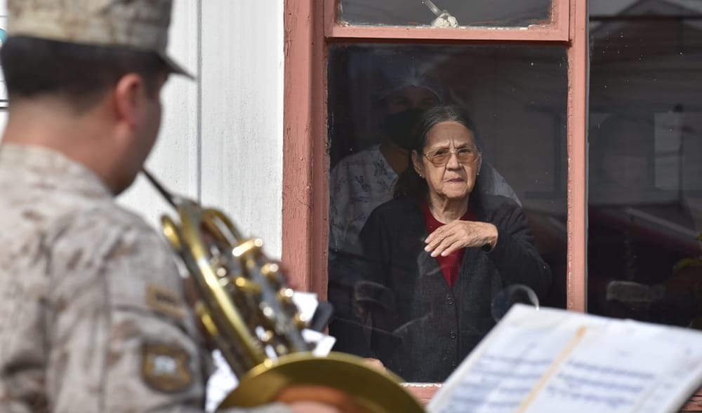 Banda instrumental del Regimiento Chacabuco deleitó a abuelitos de Hualqui