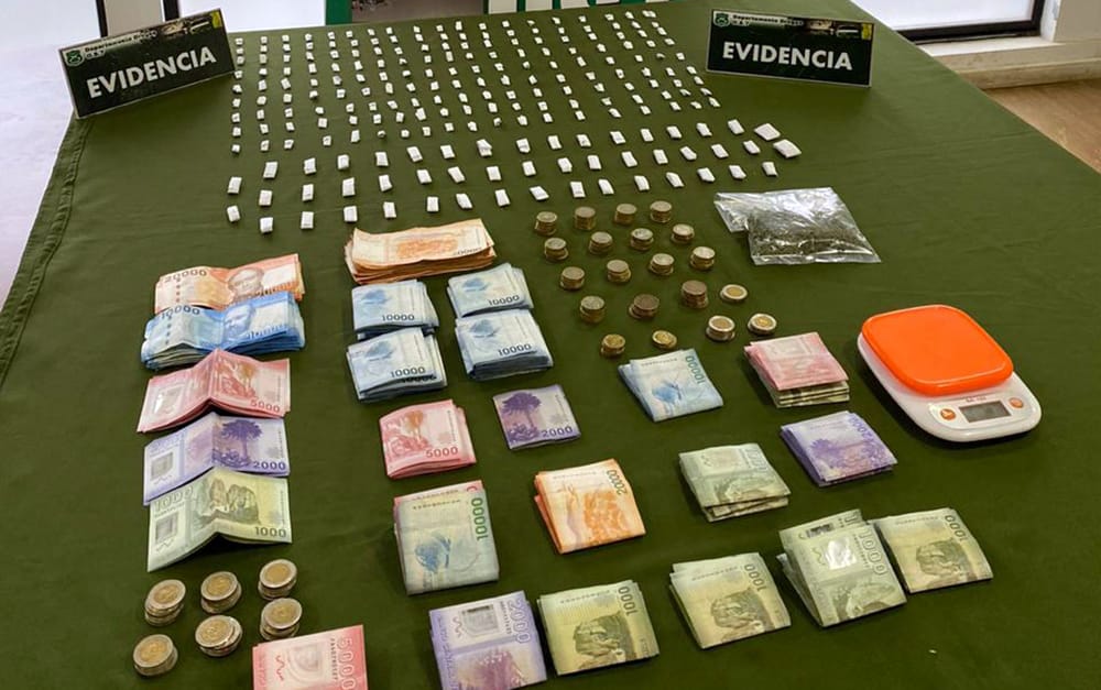 Detienen a dos sujetos con más de 300 dosis de droga y casi tres millones de pesos en efectivo