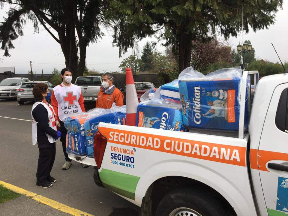 Cruz Roja dona pañales para adultos mayores en Chiguayante
