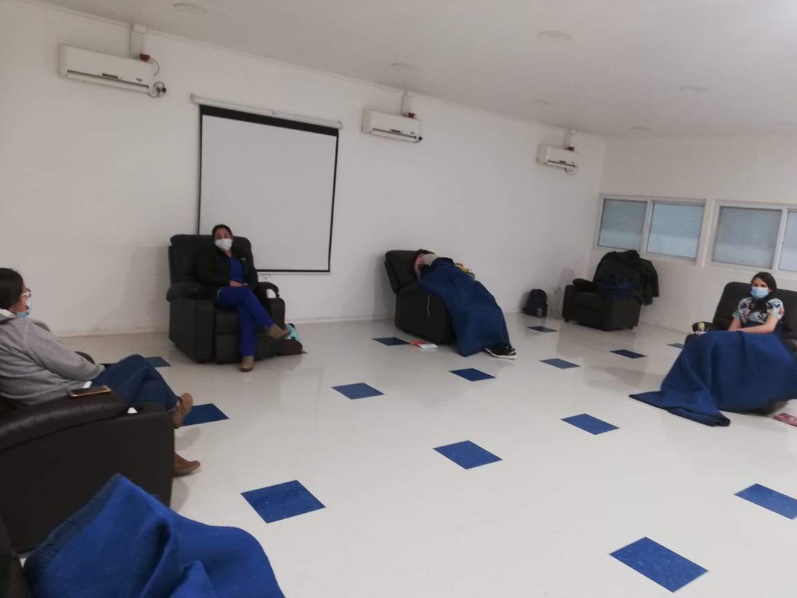 Funcionarios del Hospital Penco Lirquén hicieron aislamiento preventivo en salón dentro del recinto
