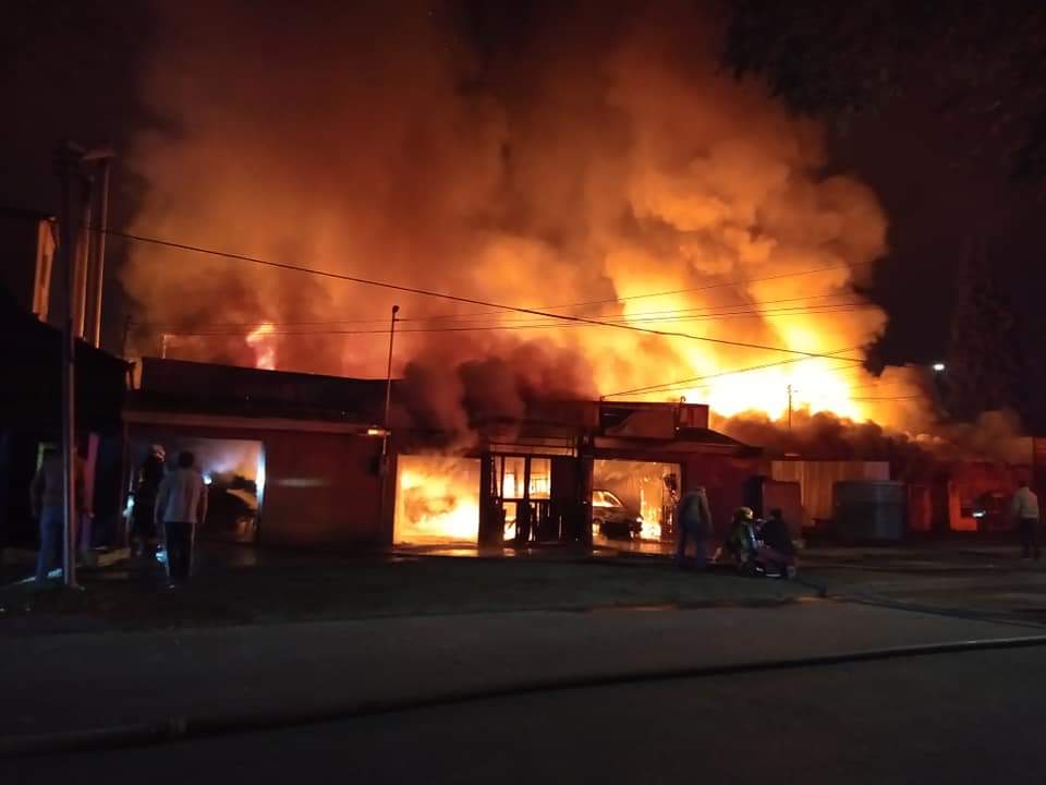Megaincendio consume al menos cinco viviendas en sector Nonguén de Concepción