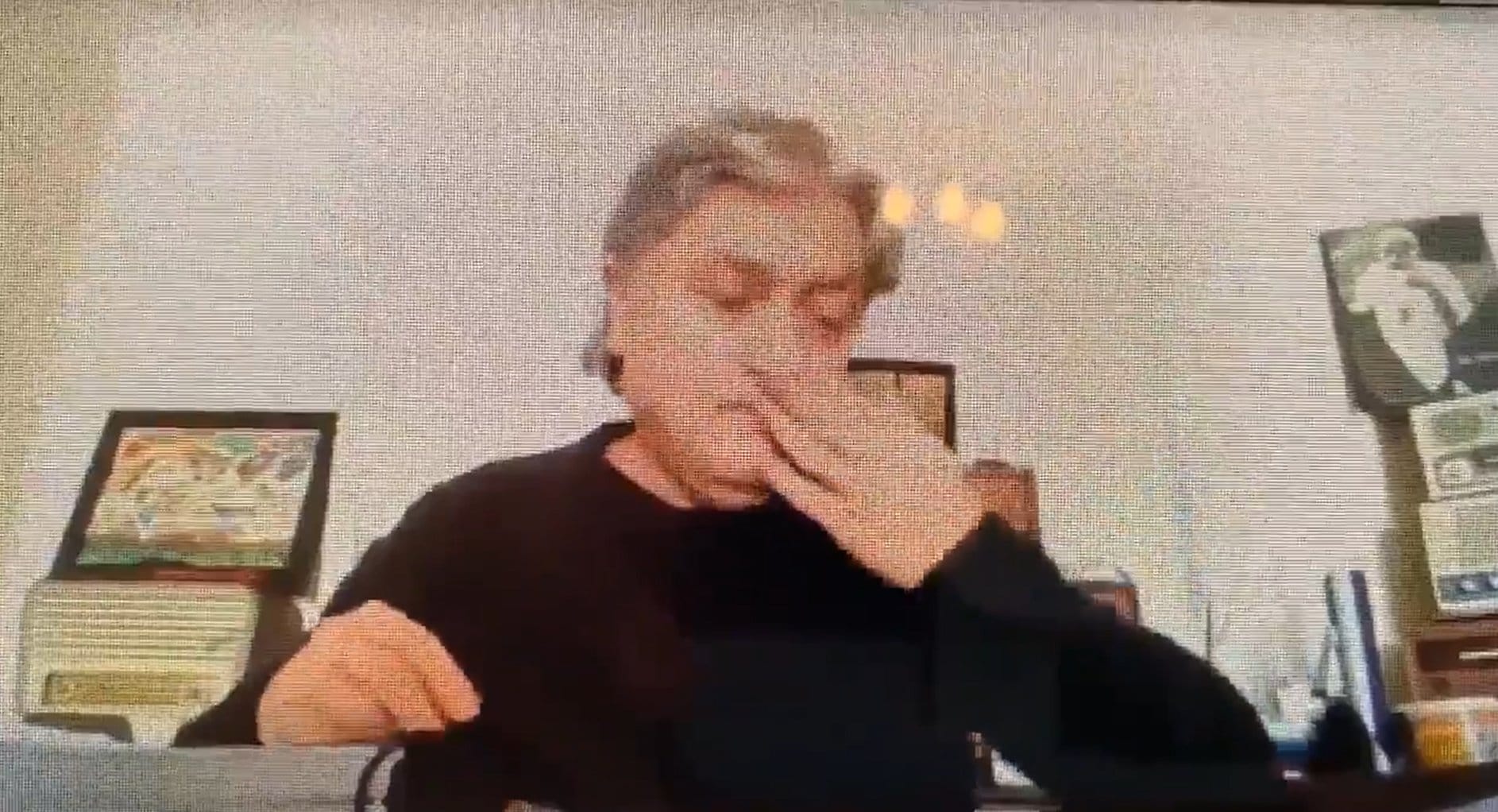 Navarro es viral tras ser captado en “particular” gesto