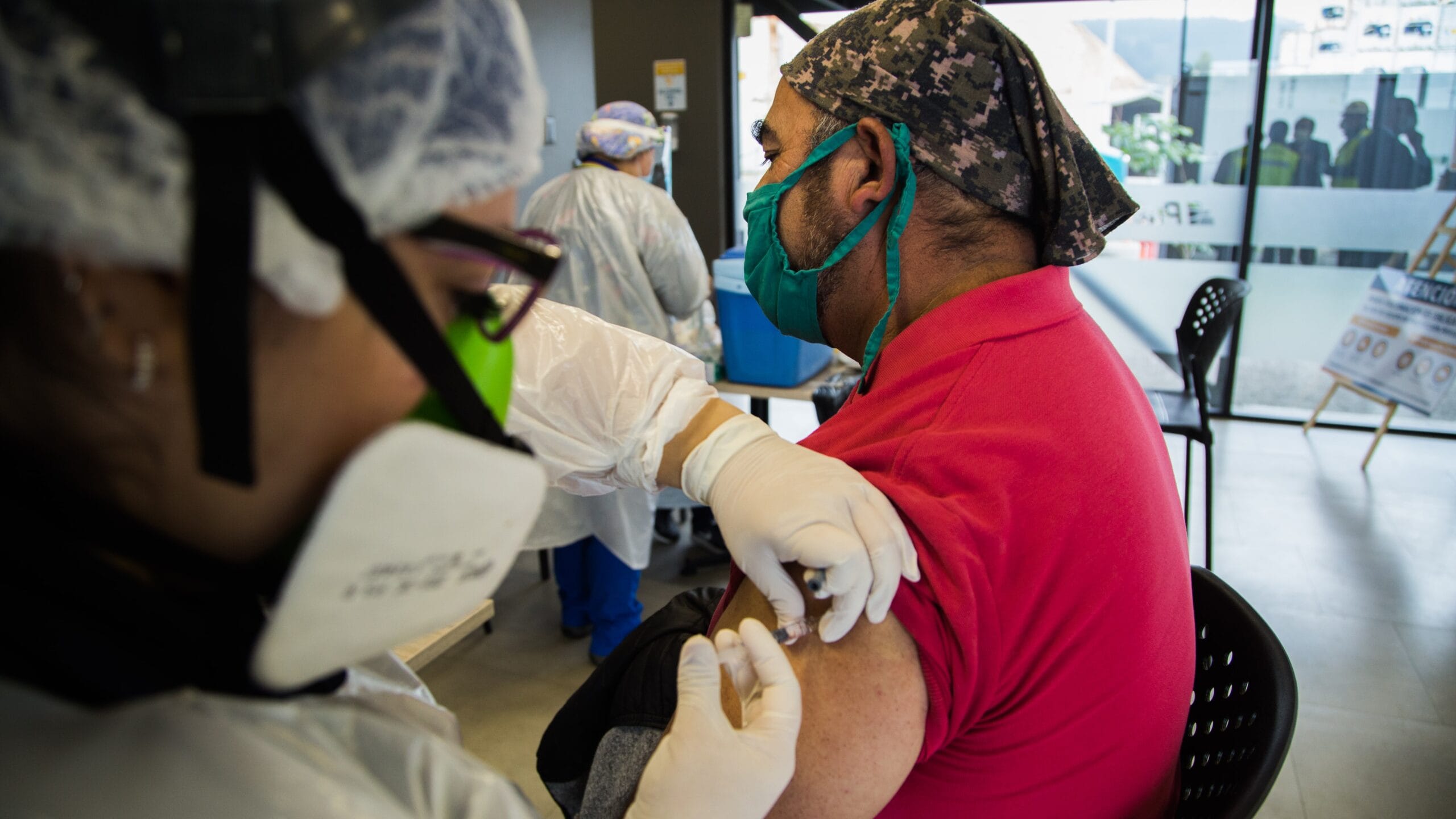 Trabajadores portuarios y transportistas de carga son vacunados contra la influenza en el Biobío