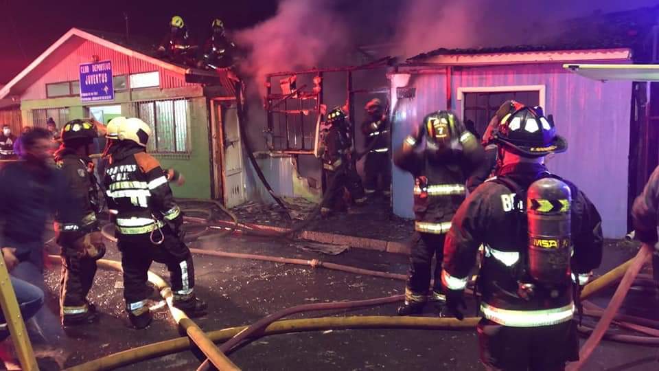 Indagan fatal incendio en Coronel: Hombre fue encontrado muerto tras la remoción de escombros