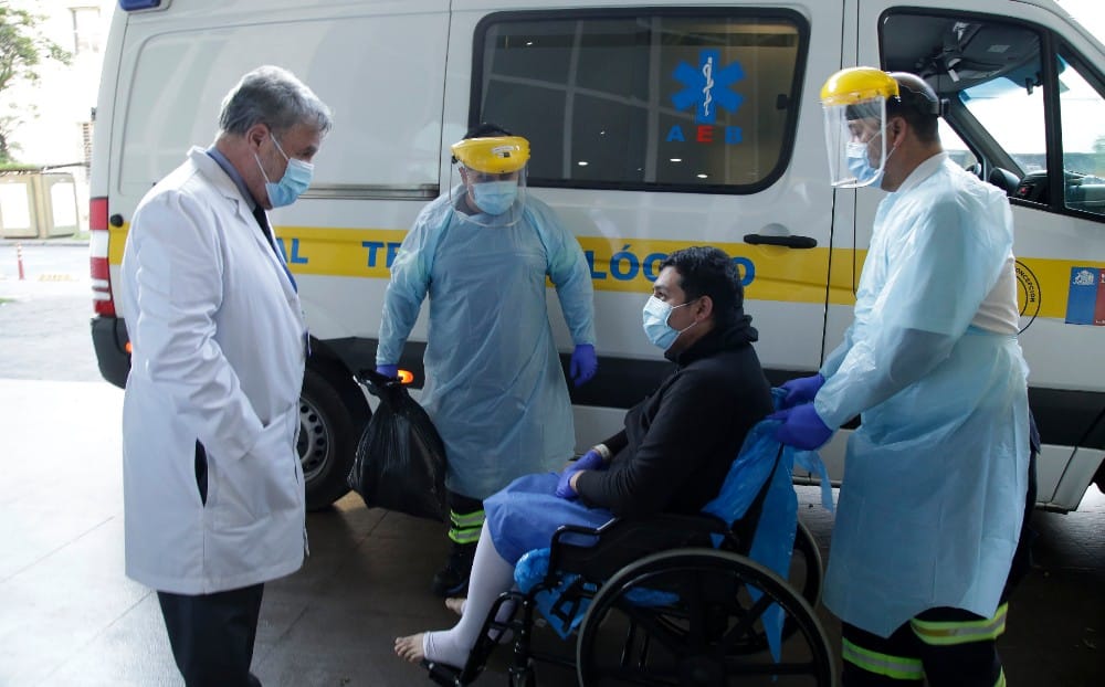 Dan de alta a primer paciente Covid-19 que llegó desde Santiago a Concepción