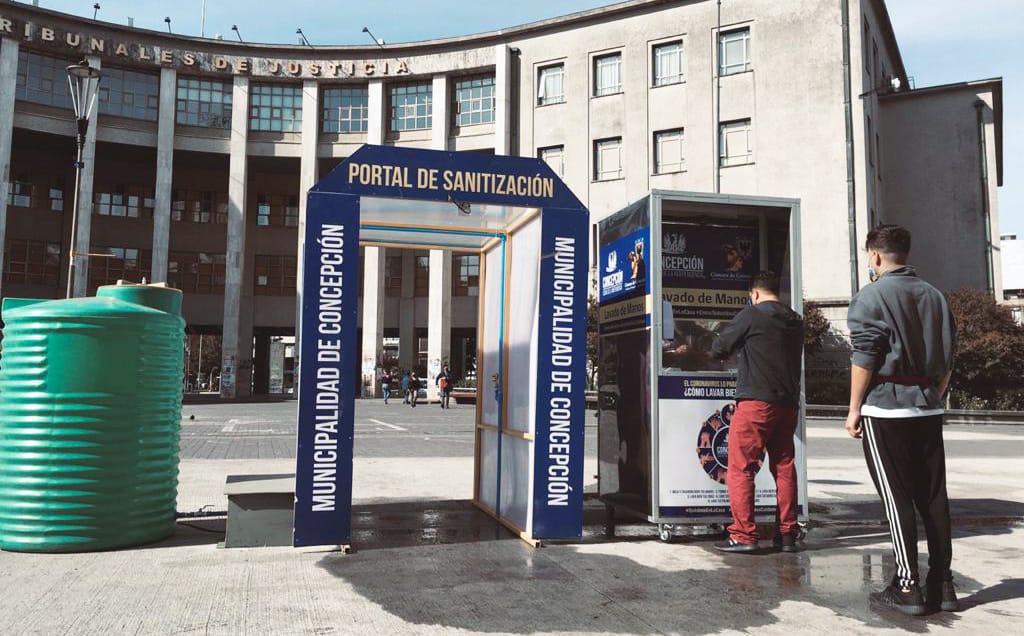 Instalan puntos sanitizadores en pleno centro de Concepción