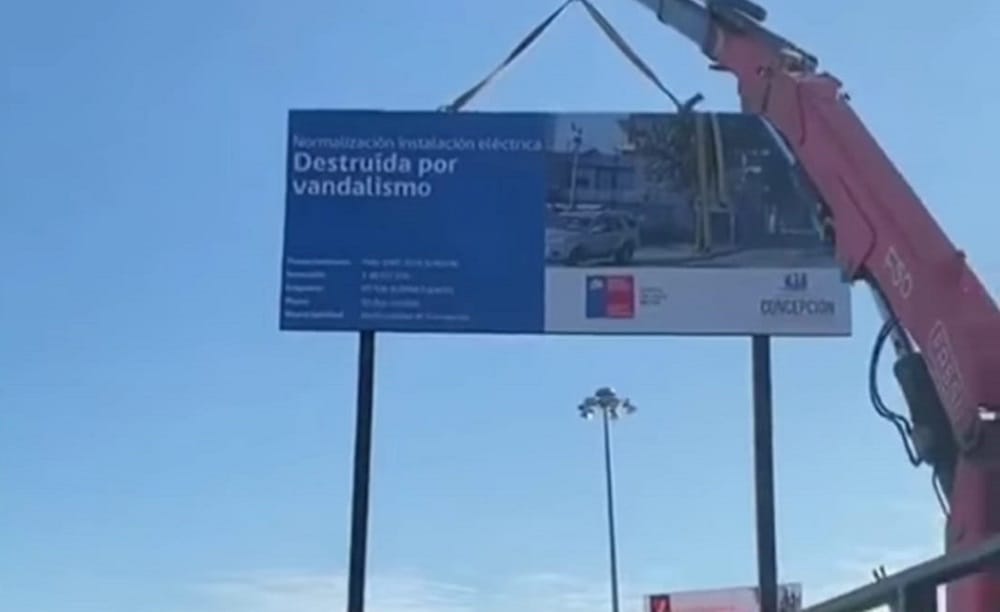 Polémico letrero en obras de Rotonda Paicaví en Concepción