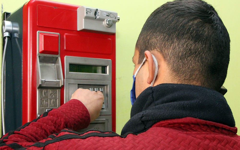 Liberan teléfonos a reos del Biobío durante la pandemia