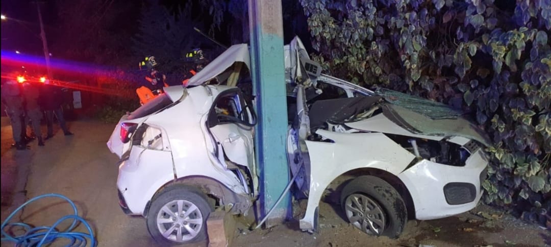 Jóvenes pololos murieron al chocar vehículo en pleno toque de queda