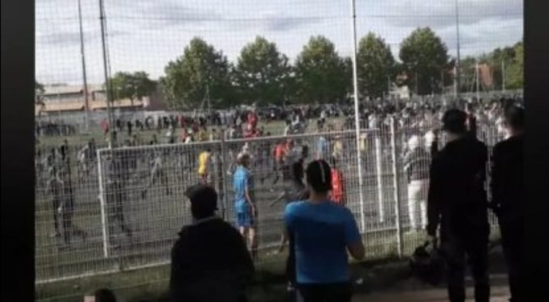 Casi 400 personas presenciaron un partido de fútbol de barrio a pesar del coronavirus