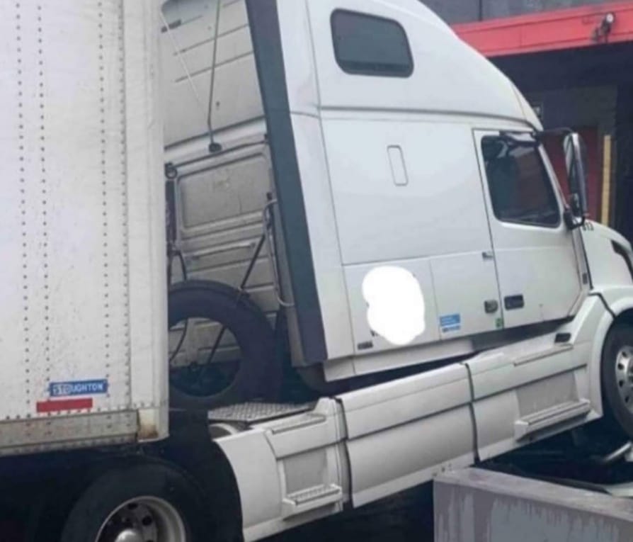 Insólito: Sujeto destrozó el ferrari de su jefe con un camión