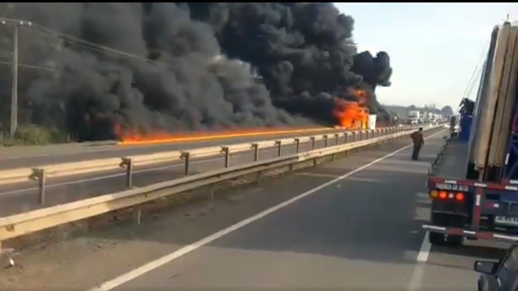 Camión con carga química arde en medio de la ruta 5 en la provincia de Biobío